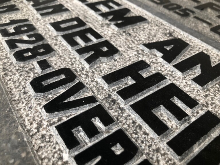 Letters in grafsteen handgehakt