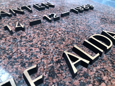 opliggende letters op grafmonument