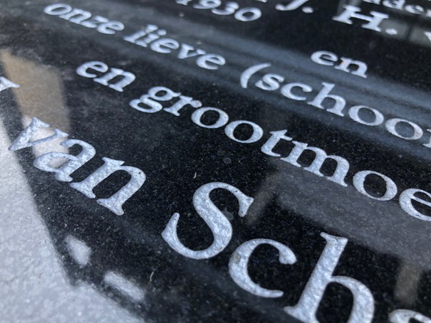 grafsteen tekst in de steen