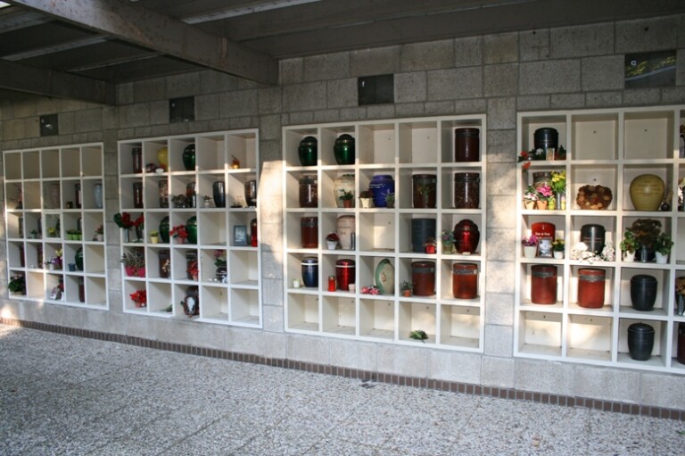 Urnen voor in urnenmuur buiten