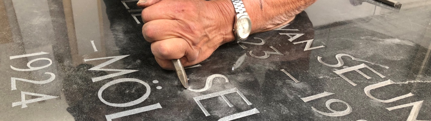 Hanfgehakte letters in graniet grafsteen